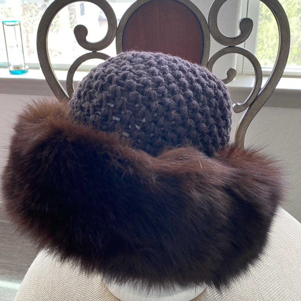 BROWN/WINE KNIT CAP WITH FULL ALASKAN MINK TRIM
